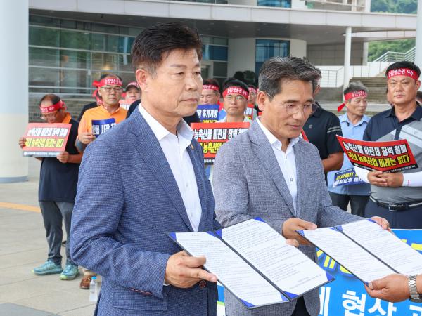 미국 농축산물 추가 개방반대 건의문 전달식 첨부이미지 : 25년07월24일 한농연_ 미국 농축산물 추가 개방반대 건의문 전달식 (3).jpg