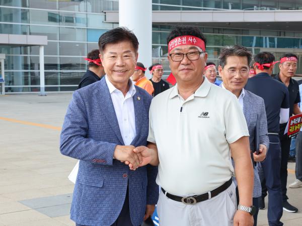 미국 농축산물 추가 개방반대 건의문 전달식 첨부이미지 : 25년07월24일 한농연_ 미국 농축산물 추가 개방반대 건의문 전달식 (5).jpg