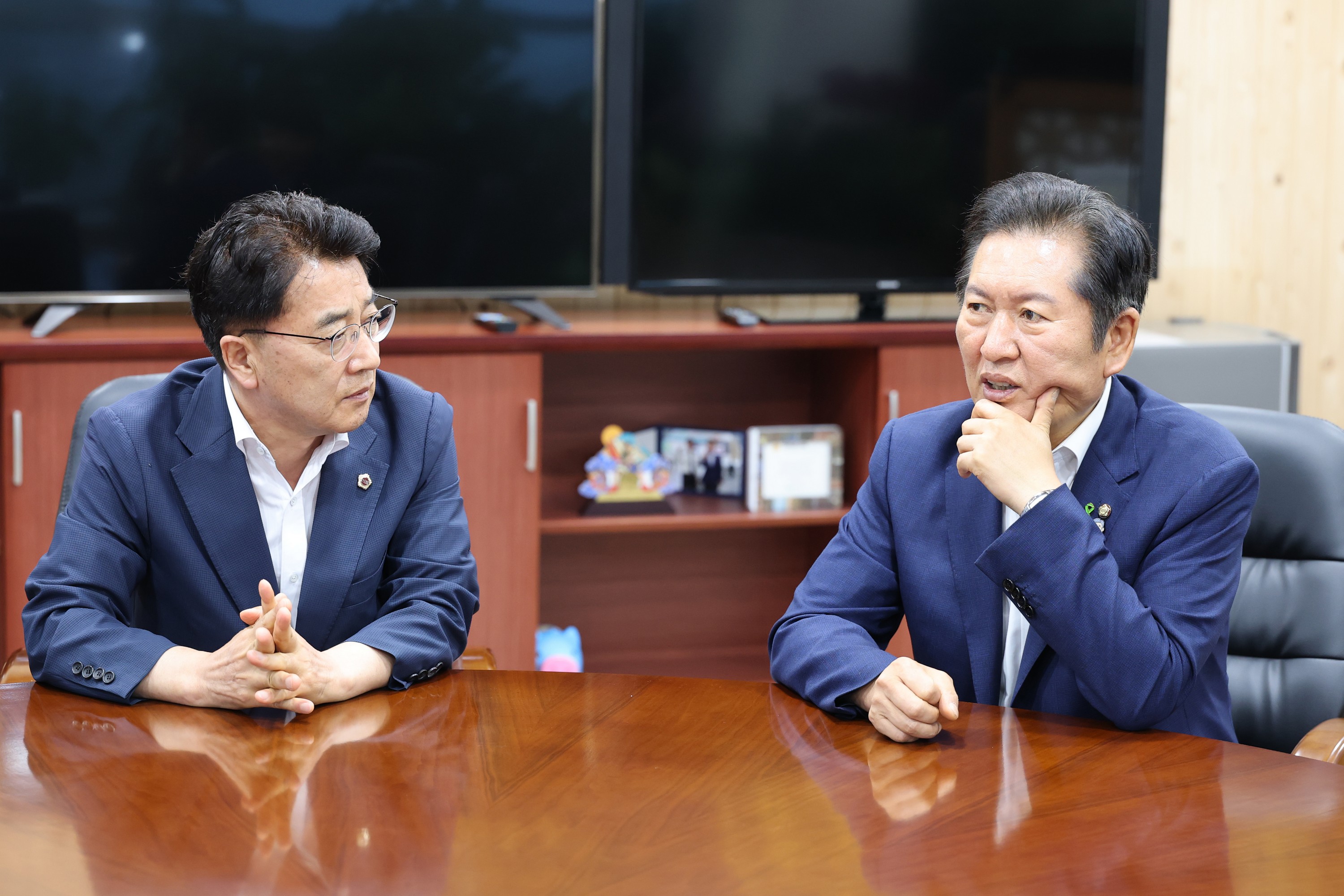 정청래 더불어민주당 당대표 후보 도의회 방문 첨부이미지 : 25년07월17일 정청래 더불어민주당 당대표 후보 도의회 방문 - 003.jpg