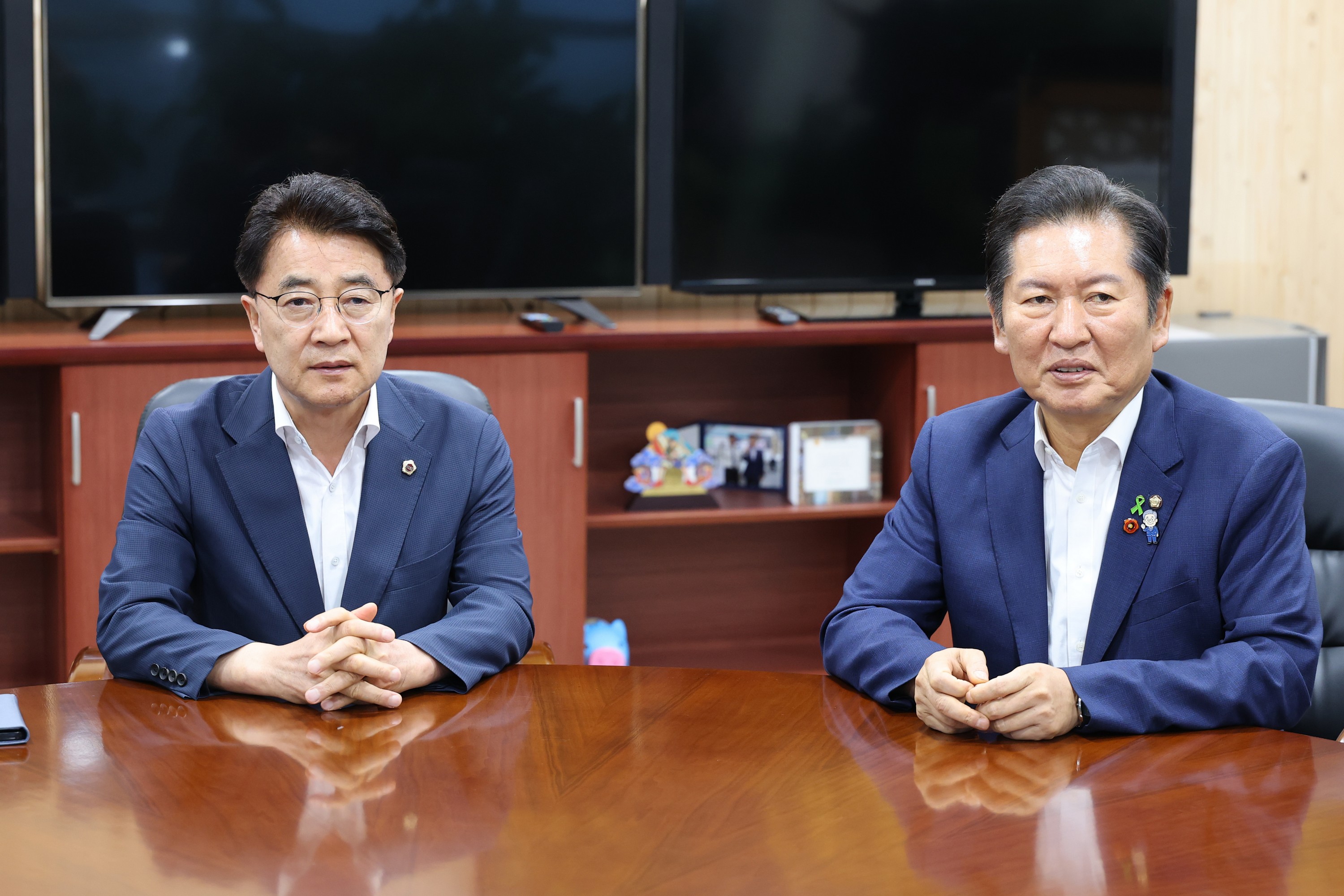 정청래 더불어민주당 당대표 후보 도의회 방문 첨부이미지 : 25년07월17일 정청래 더불어민주당 당대표 후보 도의회 방문 - 002.jpg