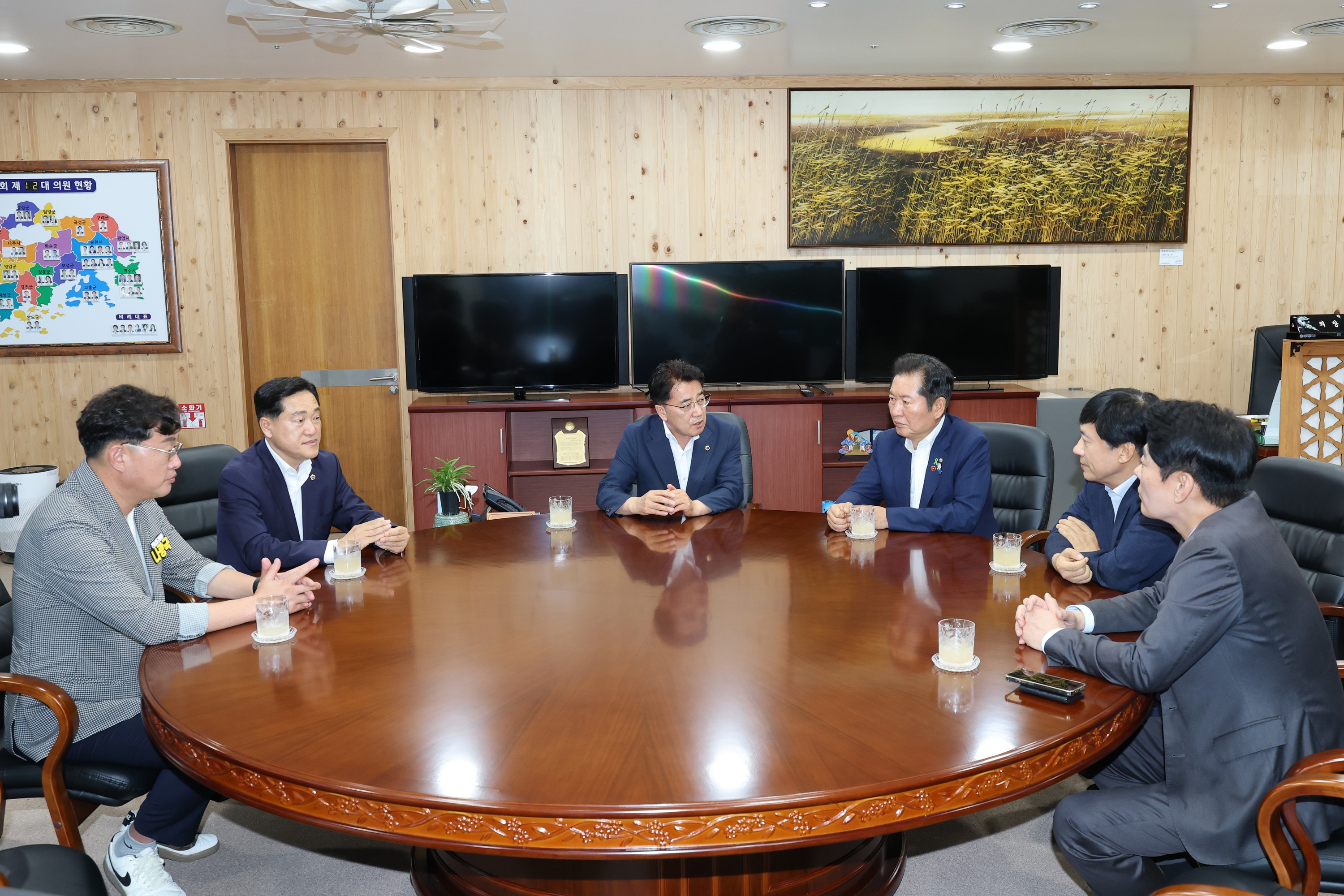 정청래 더불어민주당 당대표 후보 도의회 방문 첨부이미지 : 25년07월17일 정청래 더불어민주당 당대표 후보 도의회 방문 - 007.jpg