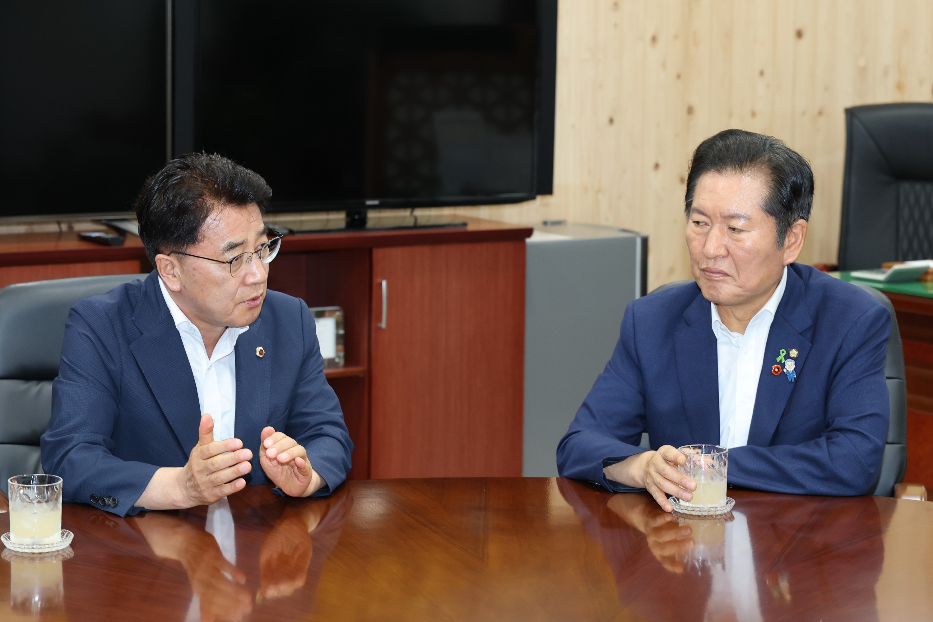 정청래 더불어민주당 당대표 후보 도의회 방문 첨부이미지 : 25년07월17일 정청래 더불어민주당 당대표 후보 도의회 방문 - 005.jpg