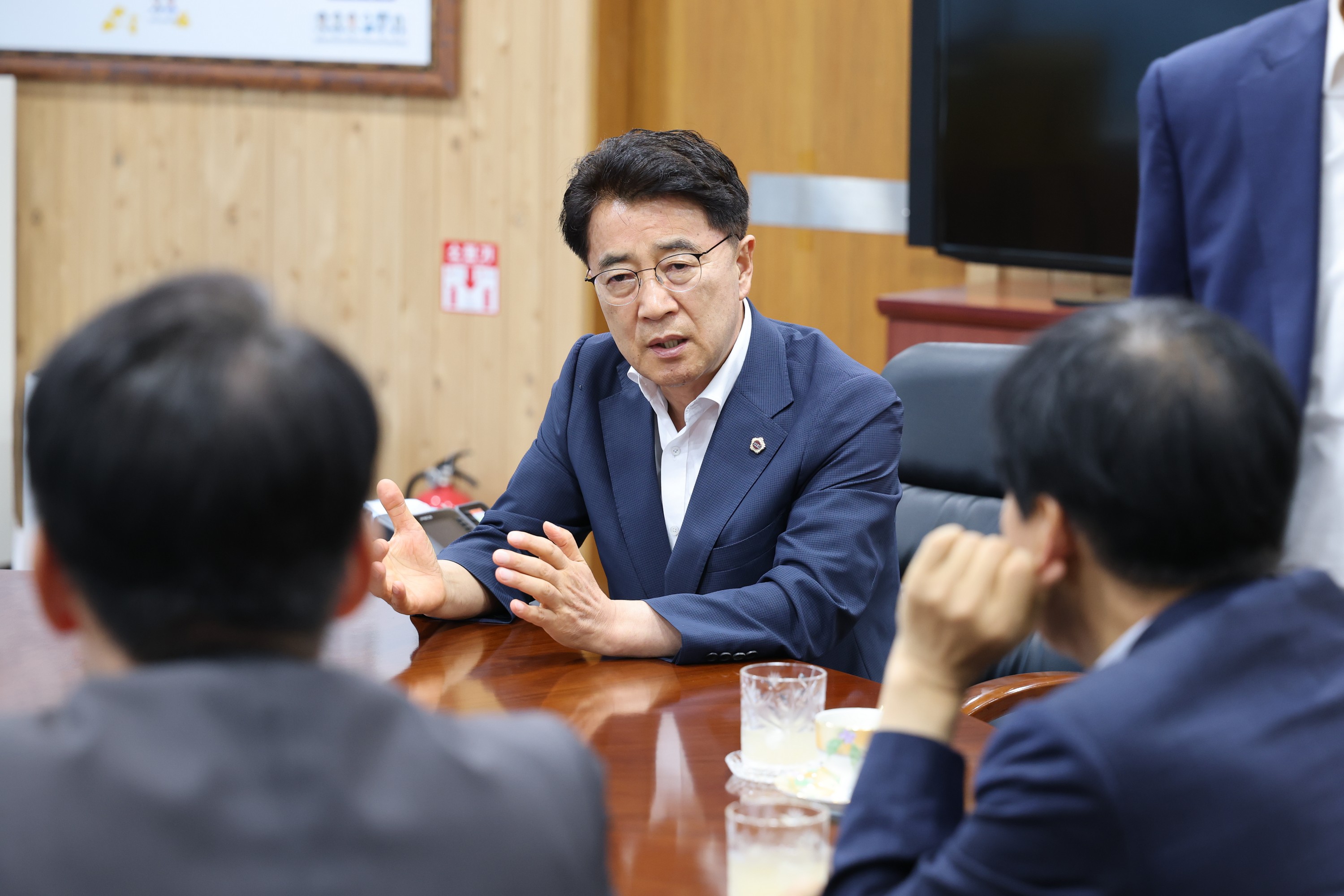 정청래 더불어민주당 당대표 후보 도의회 방문 첨부이미지 : 25년07월17일 정청래 더불어민주당 당대표 후보 도의회 방문 - 008.jpg