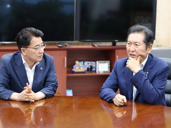 정청래 더불어민주당 당대표 후보 도의회 방문 첨부이미지 : 25년07월17일 정청래 더불어민주당 당대표 후보 도의회 방문 - 003.jpg
