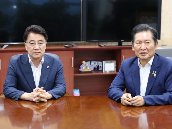 정청래 더불어민주당 당대표 후보 도의회 방문 첨부이미지 : 25년07월17일 정청래 더불어민주당 당대표 후보 도의회 방문 - 002.jpg