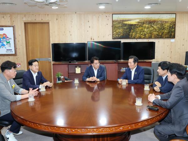 정청래 더불어민주당 당대표 후보 도의회 방문 첨부이미지 : 25년07월17일 정청래 더불어민주당 당대표 후보 도의회 방문 - 007.jpg