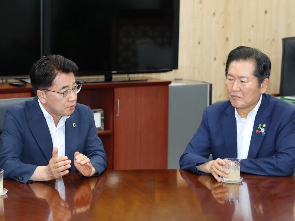 정청래 더불어민주당 당대표 후보 도의회 방문 첨부이미지 : 25년07월17일 정청래 더불어민주당 당대표 후보 도의회 방문 - 005.jpg