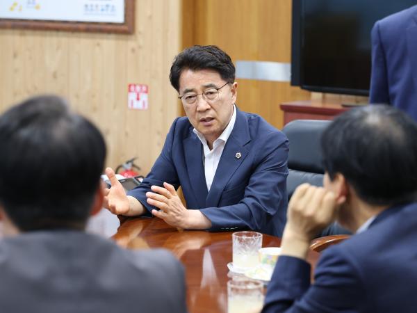 정청래 더불어민주당 당대표 후보 도의회 방문 첨부이미지 : 25년07월17일 정청래 더불어민주당 당대표 후보 도의회 방문 - 008.jpg