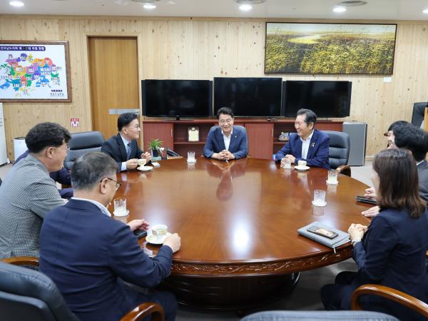 정청래 더불어민주당 당대표 후보 도의회 방문