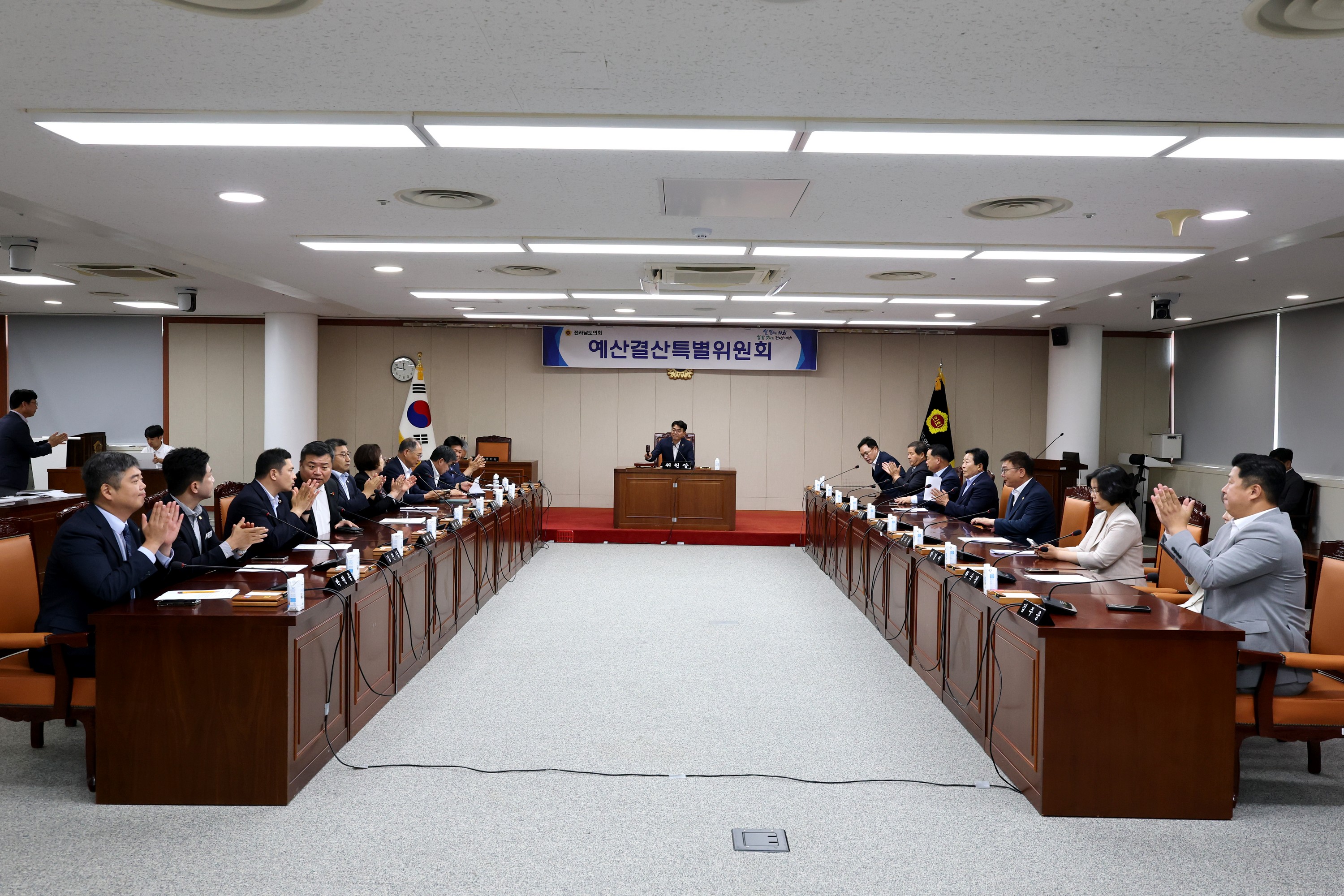 제12대 젠라남도의회 제4기 예산결산특별위원회 제1차 회의 첨부이미지 : 25년07월10일 제12대 제4기 예산결산특별위원회 회의 - 018.jpg