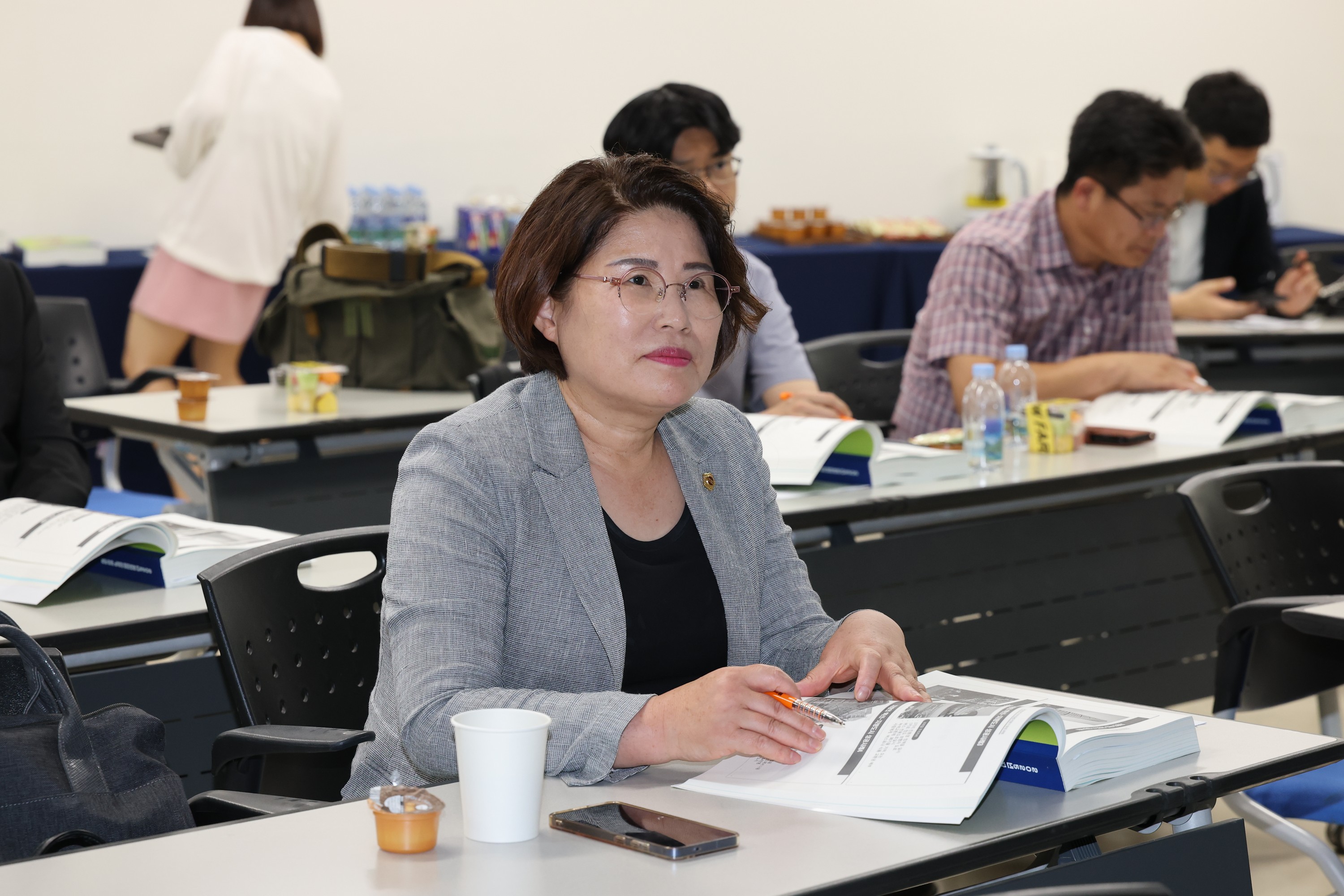 제1기 전라남도의회 의정 아카데미 자치입법 전문가 양성 과정 교육 및 수료식 첨부이미지 : 25년07월03일 제1기 전라남도의회 의정 아카데미 자치입법 전문가 양성 과정 교육 - 004.jpg