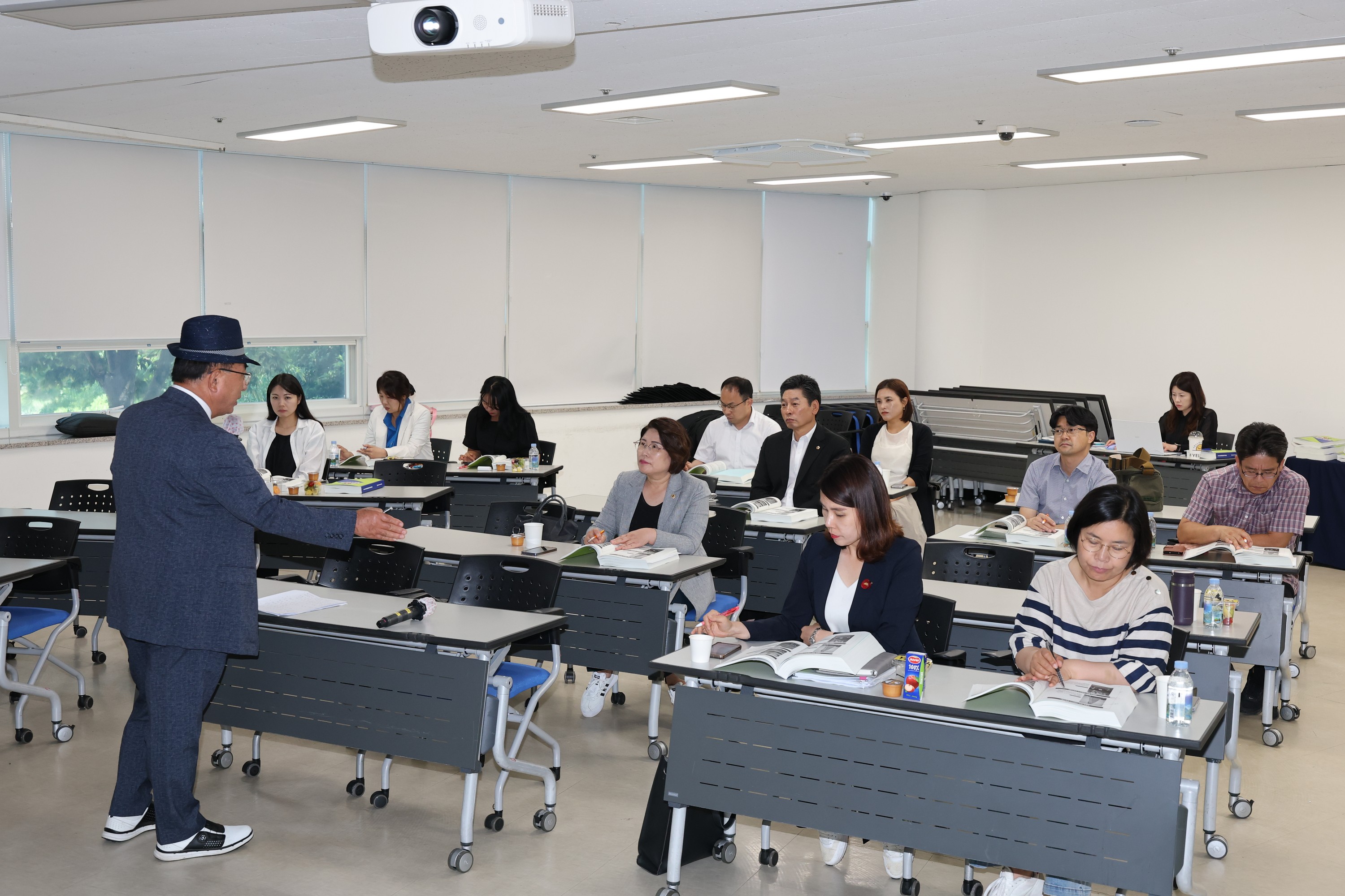 제1기 전라남도의회 의정 아카데미 자치입법 전문가 양성 과정 교육 및 수료식 첨부이미지 : 25년07월03일 제1기 전라남도의회 의정 아카데미 자치입법 전문가 양성 과정 교육 - 002.jpg