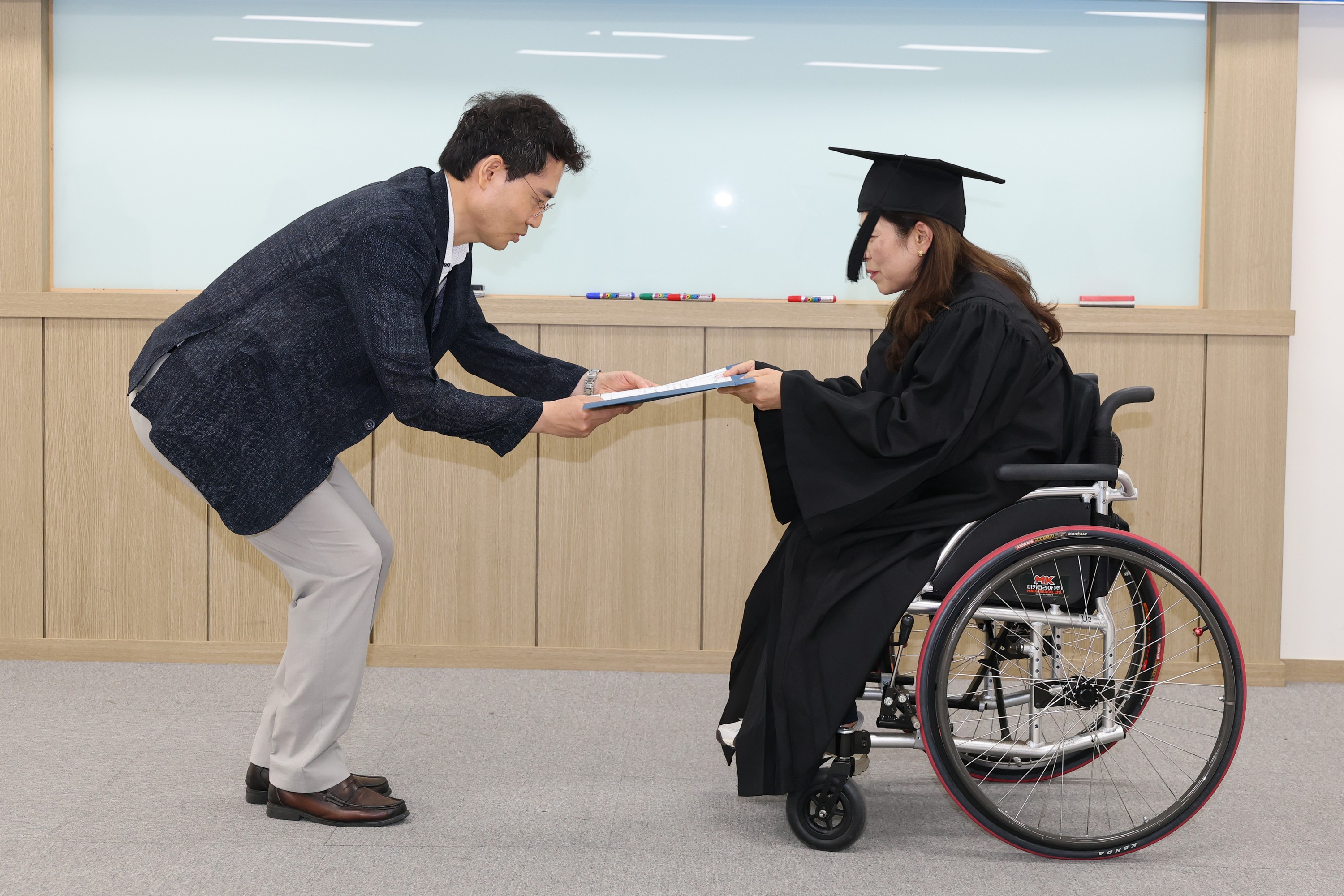 제1기 전라남도의회 의정 아카데미 자치입법 전문가 양성 과정 교육 및 수료식 첨부이미지 : 25년07월03일 제1기 전라남도의회 의정 아카데미 자치입법 전문가 양성 과정 교육 - 022.jpg