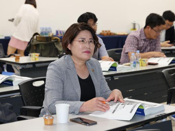 제1기 전라남도의회 의정 아카데미 자치입법 전문가 양성 과정 교육 및 수료식 첨부이미지 : 25년07월03일 제1기 전라남도의회 의정 아카데미 자치입법 전문가 양성 과정 교육 - 004.jpg