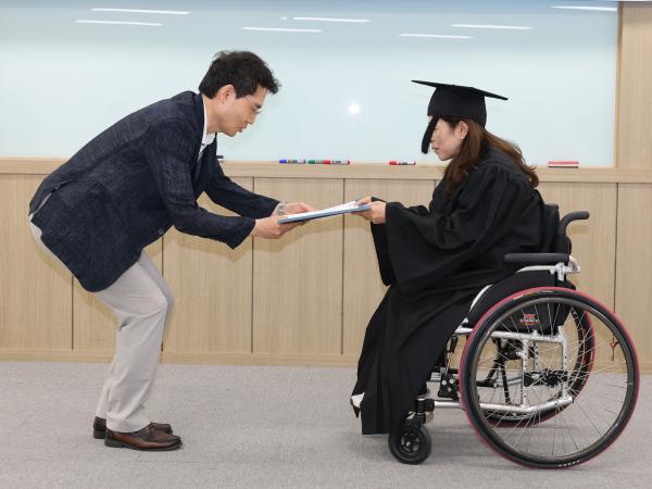 제1기 전라남도의회 의정 아카데미 자치입법 전문가 양성 과정 교육 및 수료식 첨부이미지 : 25년07월03일 제1기 전라남도의회 의정 아카데미 자치입법 전문가 양성 과정 교육 - 022.jpg