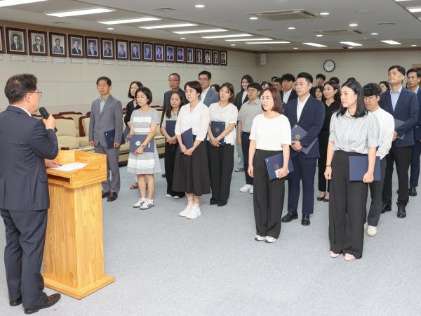하반기 정기인사 임용장수여식 첨부이미지 : 25년07월31일 하반기 정기인사 임용장수여식 (2).jpg