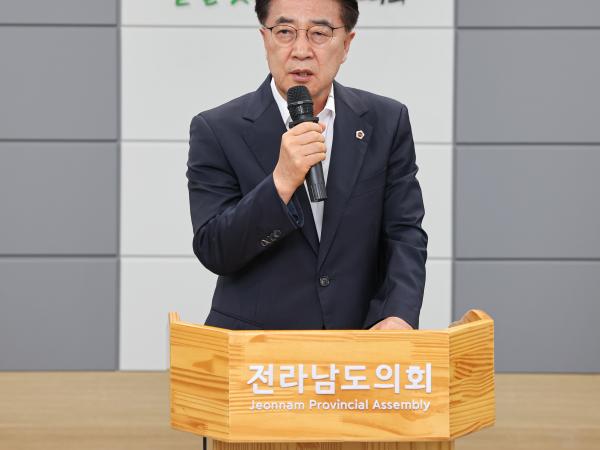 하반기 정기인사 임용장수여식 첨부이미지 : 25년07월31일 하반기 정기인사 임용장수여식 (1).jpg