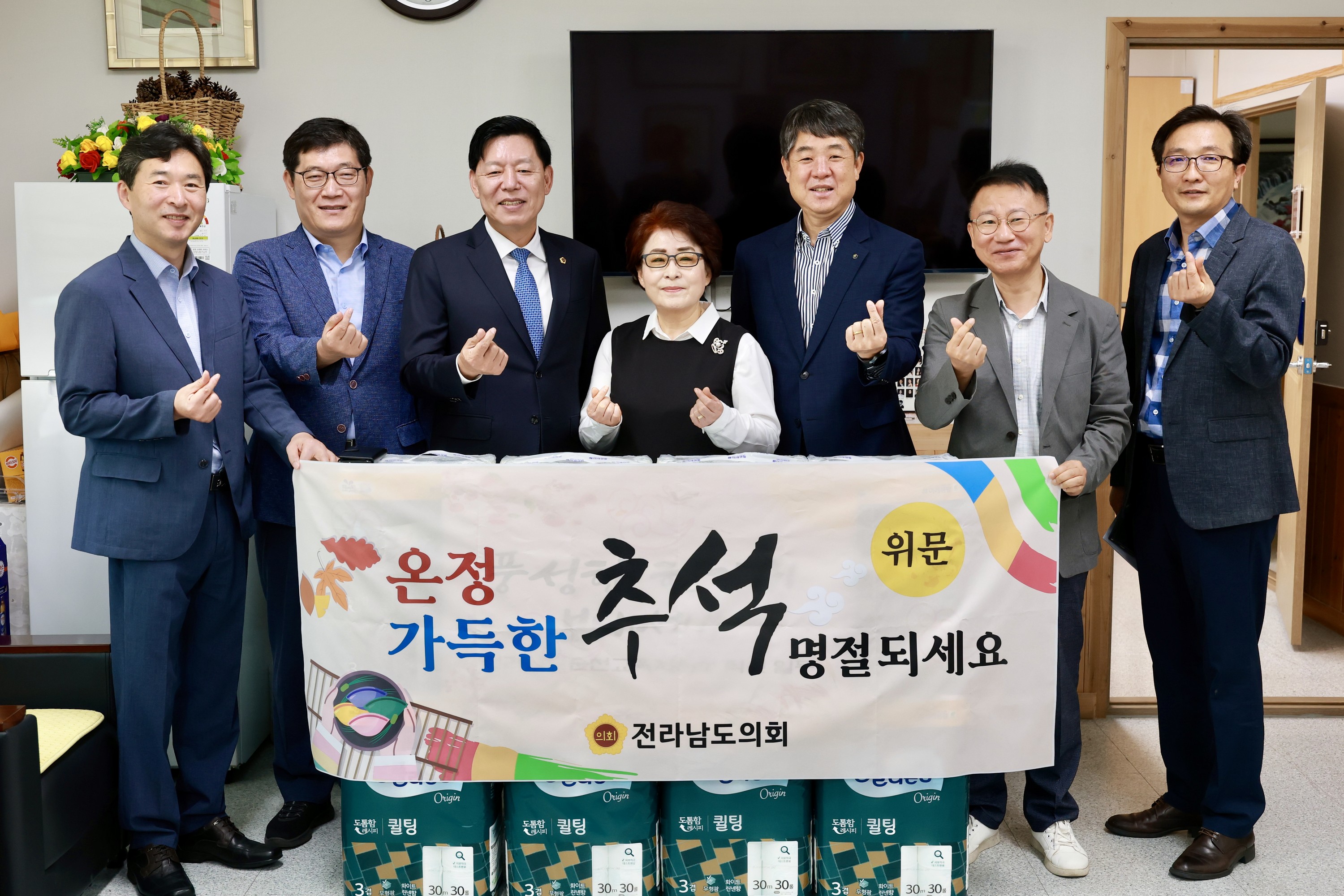 추석 명절 맞이 사회복지시설 위문 첨부이미지 : 25년09월22일 추석 명절 맞이 사회복지시설 위문 - 007.jpg