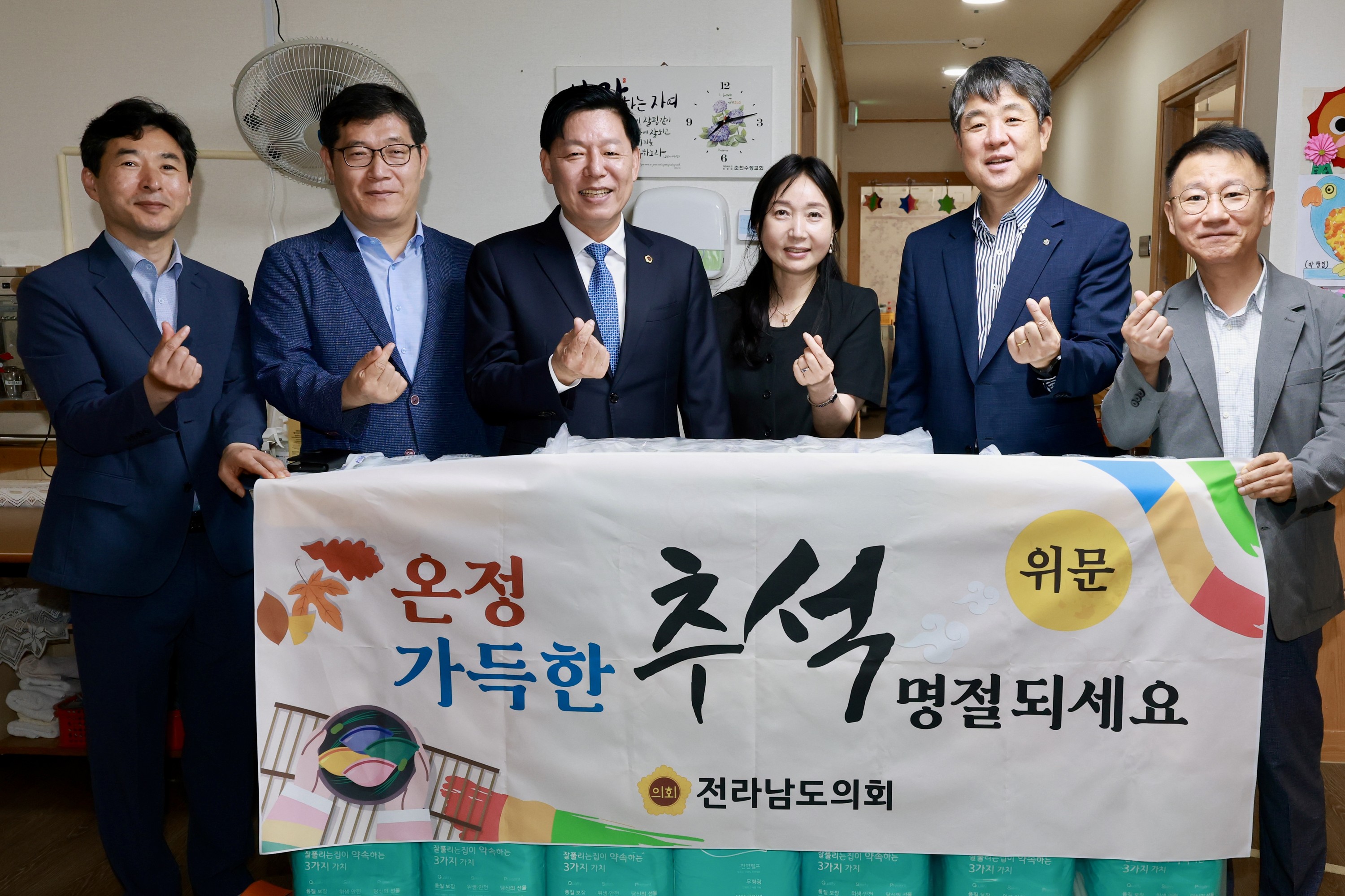 추석 명절 맞이 사회복지시설 위문 첨부이미지 : 25년09월22일 추석 명절 맞이 사회복지시설 위문 - 011.jpg