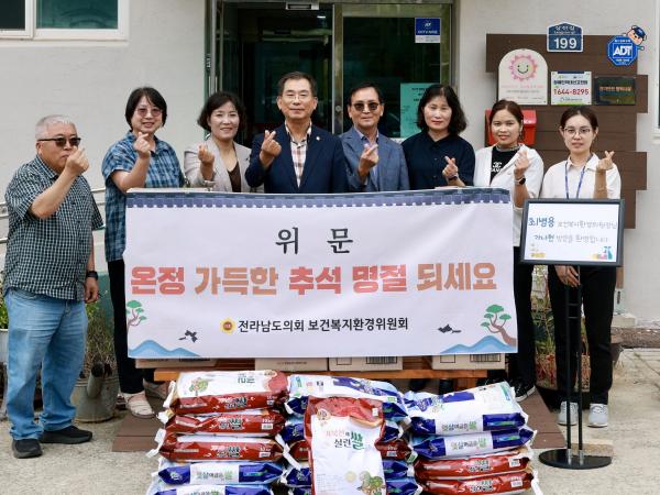 추석 명절 맞이 사회복지시설 위문 첨부이미지 : 25년09월22일 추석 명절 맞이 사회복지시설 위문 - 009.jpg