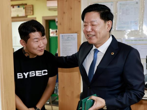 추석 명절 맞이 사회복지시설 위문 첨부이미지 : 25년09월22일 추석 명절 맞이 사회복지시설 위문 - 009.jpg