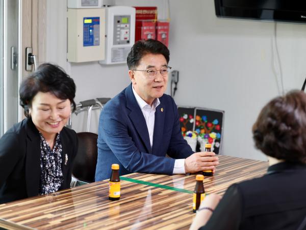 전라남도의장 추석 명절 맞이 위문 첨부이미지 : 25년09월29일 전라남도의장 추석 명절 맞이 위문 ‘봉강노인요양원‘ (2).jpg