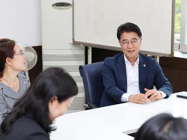 전라남도의장 추석 명절 맞이 위문 첨부이미지 : 25년09월29일 전라남도의장 추석 명절 맞이 위문 ‘햇빛마을주간보호센터‘ (2).jpg