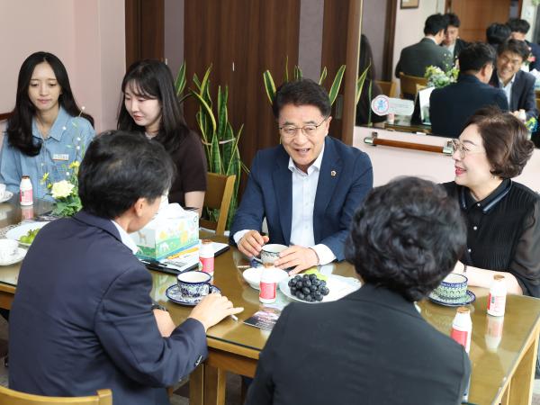 전라남도의장 추석 명절 맞이 위문 첨부이미지 : 25년09월29일 전라남도의장 추석 명절 맞이 위문 ‘마동주간보호센터‘ (3).jpg
