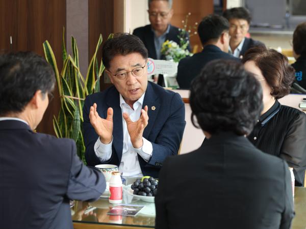 전라남도의장 추석 명절 맞이 위문 첨부이미지 : 25년09월29일 전라남도의장 추석 명절 맞이 위문 ‘마동주간보호센터‘ (2).jpg