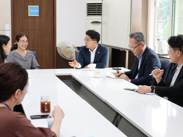 전라남도의장 추석 명절 맞이 위문 첨부이미지 : 25년09월29일 전라남도의장 추석 명절 맞이 위문 ‘햇빛마을주간보호센터‘ (6).jpg