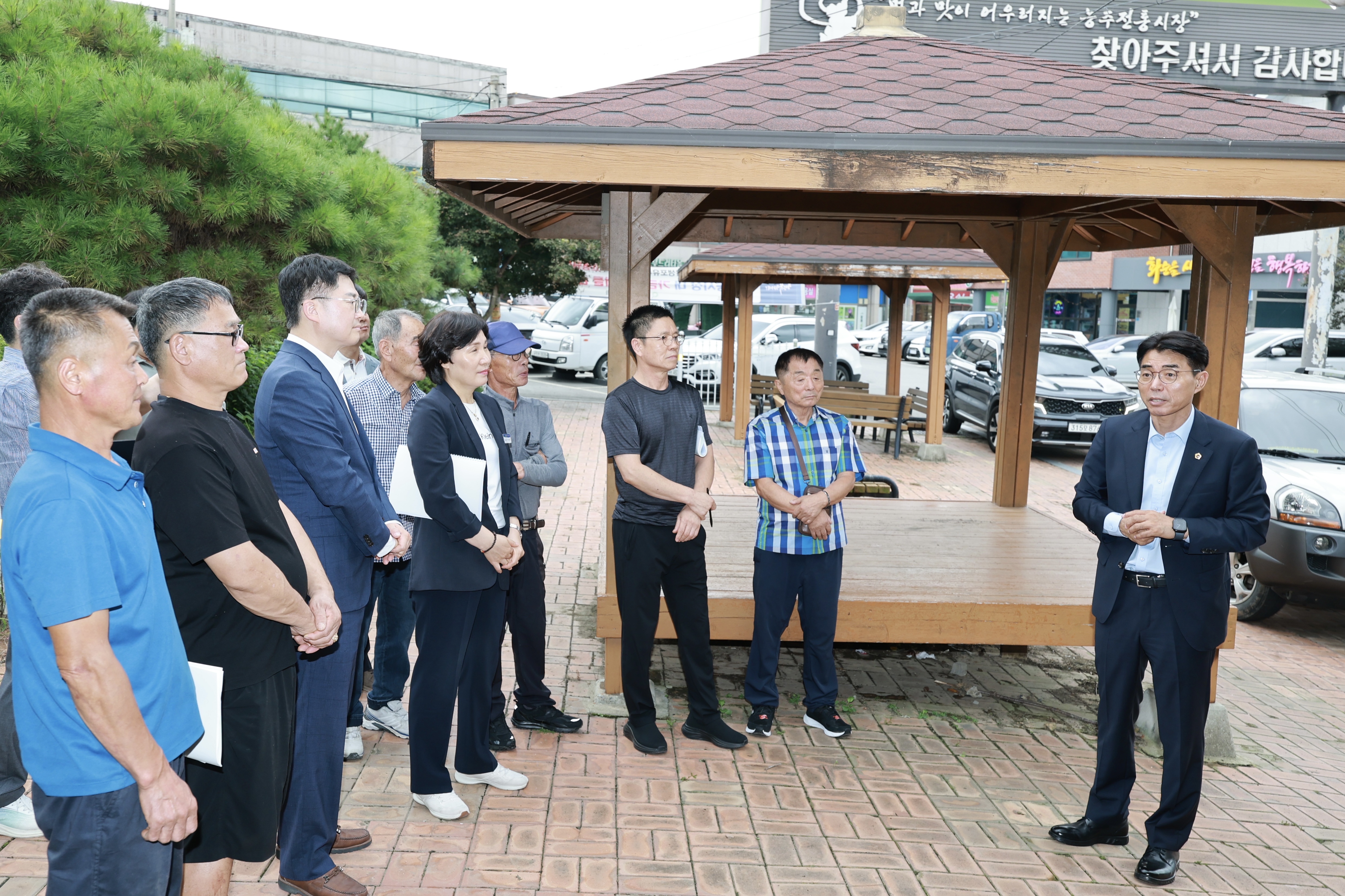 골목상권 회복을 위한 전통시장 상인과 간담회 첨부이미지 : 25년09월12일 골목상권 회복을 위한 전통시장 상인과 간담회 (1).jpg