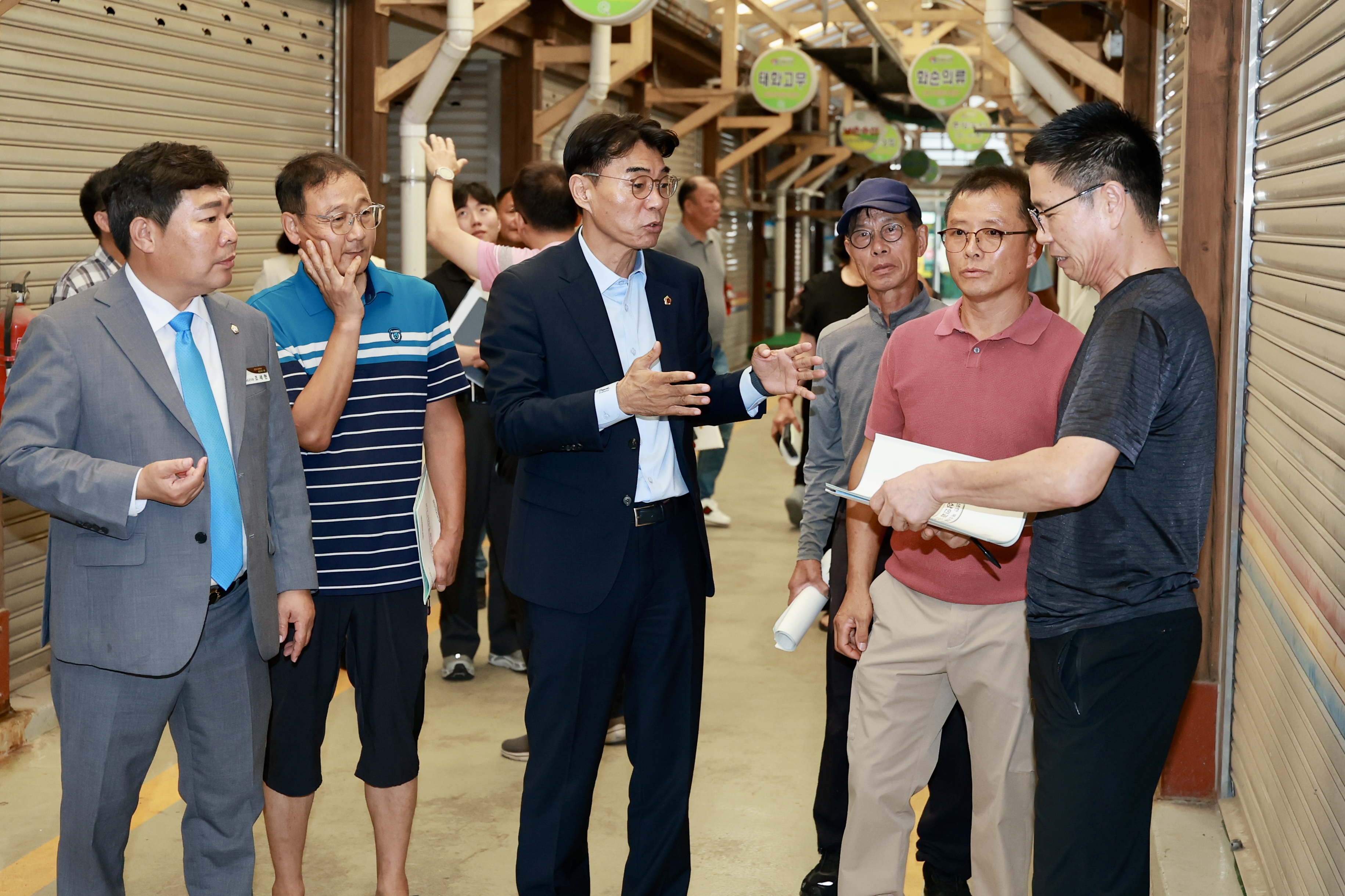 골목상권 회복을 위한 전통시장 상인과 간담회 첨부이미지 : 25년09월12일 골목상권 회복을 위한 전통시장 상인과 간담회 (12).jpg