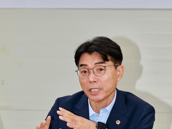 골목상권 회복을 위한 전통시장 상인과 간담회 첨부이미지 : 25년09월12일 골목상권 회복을 위한 전통시장 상인과 간담회 (10).jpg