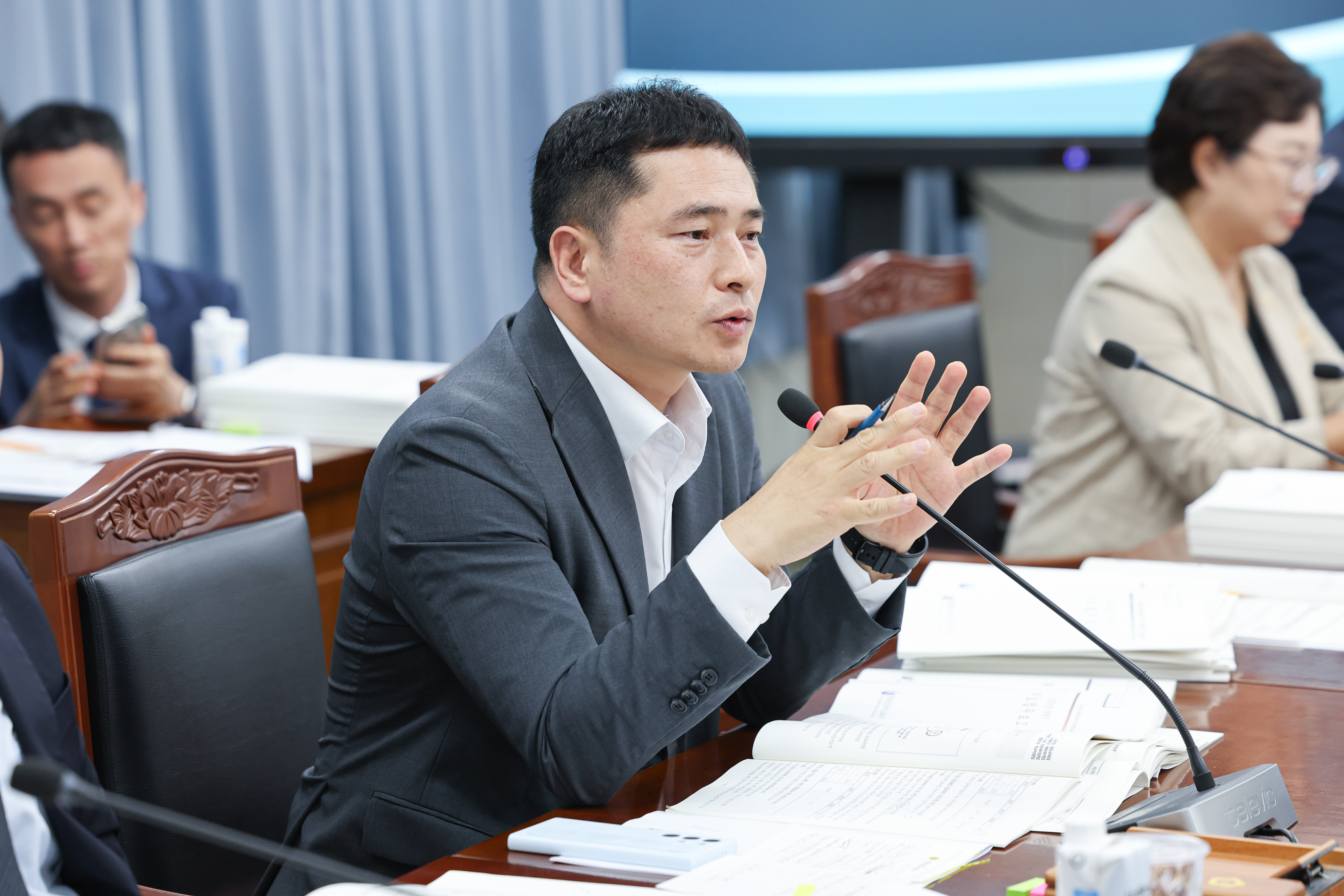 제393회 임시회 교육위원회 회의 첨부이미지 : 25년09월11일 제393회 임시회 교육위원회 회의 (32).jpg