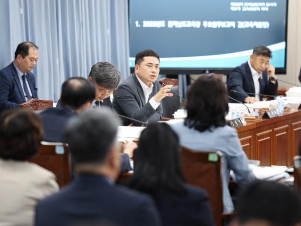 제393회 임시회 교육위원회 회의 첨부이미지 : 25년09월11일 제393회 임시회 교육위원회 회의 (28).jpg
