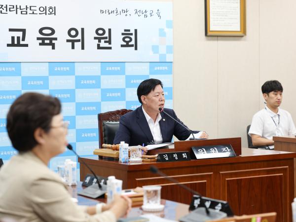 제393회 임시회 교육위원회 회의 첨부이미지 : 25년09월11일 제393회 임시회 교육위원회 회의 (73).jpg