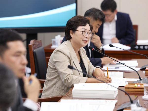 제393회 임시회 교육위원회 회의 첨부이미지 : 25년09월11일 제393회 임시회 교육위원회 회의 (15).jpg