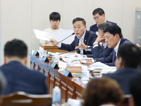 제393회 임시회 교육위원회 회의 첨부이미지 : 25년09월11일 제393회 임시회 교육위원회 회의 (41).jpg