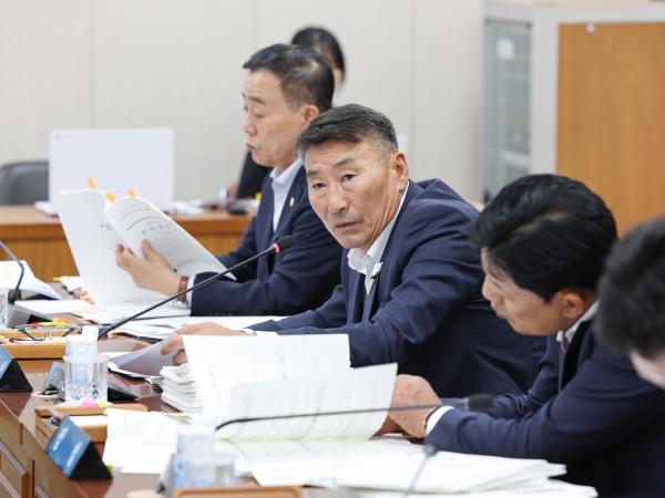제393회 임시회 교육위원회 회의 첨부이미지 : 25년09월11일 제393회 임시회 교육위원회 회의 (20).jpg