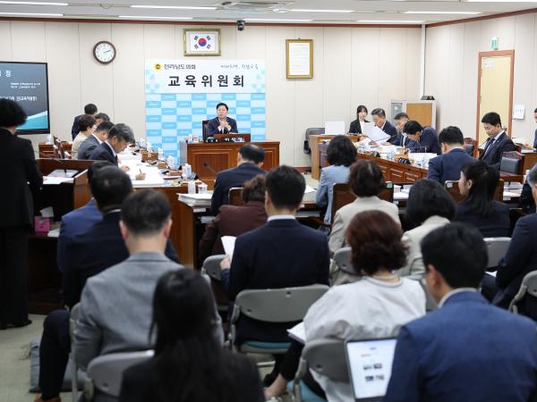 제393회 임시회 교육위원회 회의 첨부이미지 : 25년09월11일 제393회 임시회 교육위원회 회의 (3).jpg