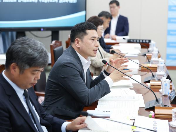 제393회 임시회 교육위원회 회의 첨부이미지 : 25년09월11일 제393회 임시회 교육위원회 회의 (30).jpg
