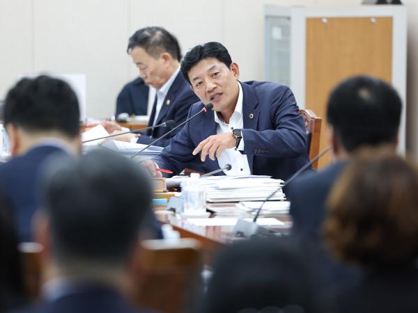 제393회 임시회 교육위원회 회의 첨부이미지 : 25년09월11일 제393회 임시회 교육위원회 회의 (62).jpg