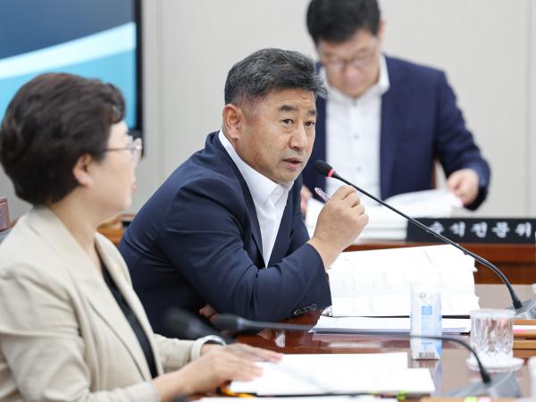 제393회 임시회 교육위원회 회의 첨부이미지 : 25년09월11일 제393회 임시회 교육위원회 회의 (52).jpg