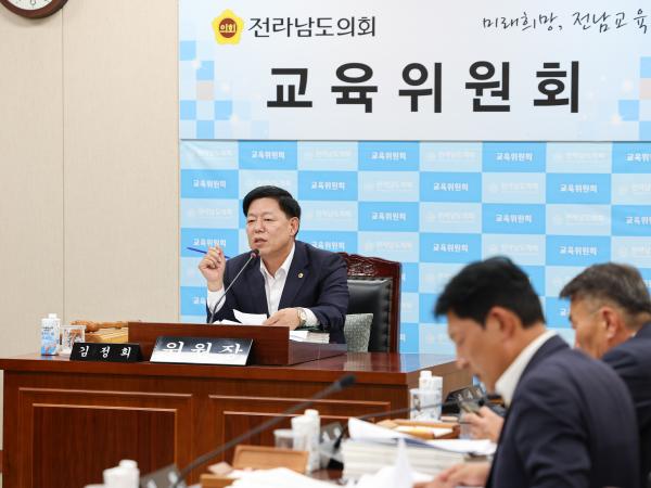 제393회 임시회 교육위원회 회의 첨부이미지 : 25년09월11일 제393회 임시회 교육위원회 회의 (68).jpg