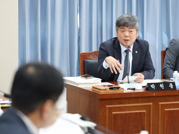 제393회 임시회 교육위원회 회의 첨부이미지 : 25년09월11일 제393회 임시회 교육위원회 회의 (34).jpg
