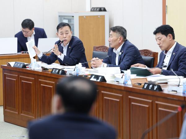 제393회 임시회 교육위원회 회의 첨부이미지 : 25년09월11일 제393회 임시회 교육위원회 회의 (40).jpg