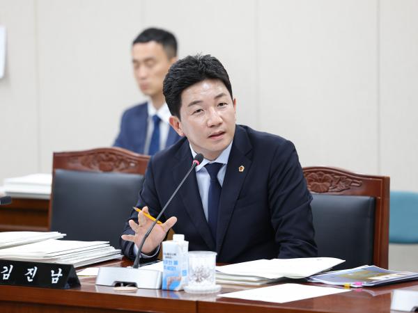 제393회 임시회 교육위원회 회의 첨부이미지 : 25년09월11일 제393회 임시회 교육위원회 회의 (46).jpg