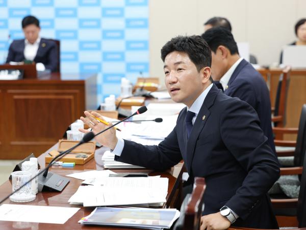제393회 임시회 교육위원회 회의 첨부이미지 : 25년09월11일 제393회 임시회 교육위원회 회의 (49).jpg
