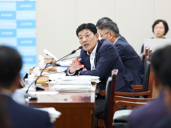 제393회 임시회 교육위원회 회의 첨부이미지 : 25년09월11일 제393회 임시회 교육위원회 회의 (66).jpg
