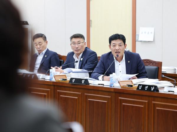 제393회 임시회 교육위원회 회의 첨부이미지 : 25년09월11일 제393회 임시회 교육위원회 회의 (67).jpg
